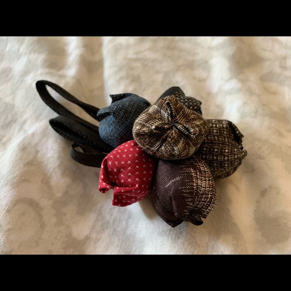Handmade fabrics flowers brooch - Picture 2 of 12
